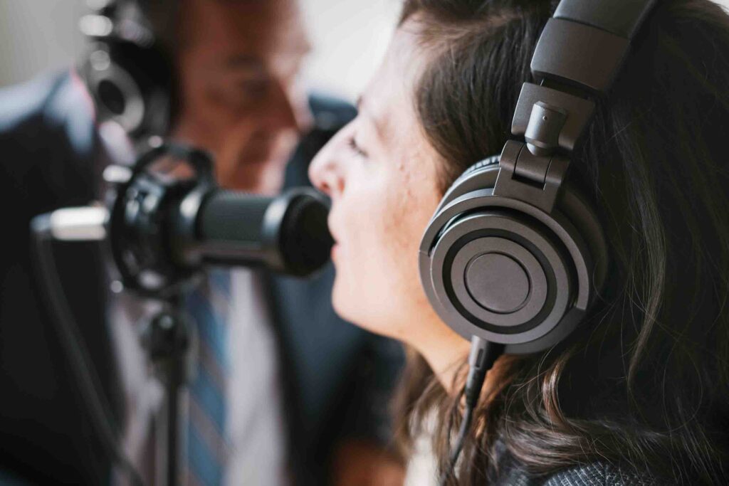 Podcast mit einer Frau und einem Mann