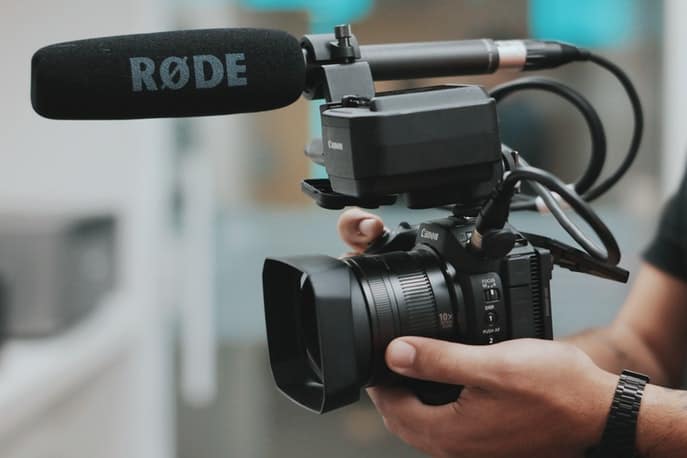 DSLR Kamera mit Rode Richtmikrofon darauf