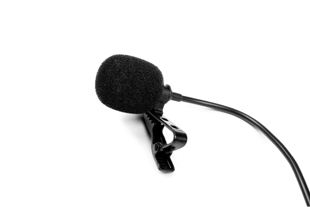 Lavalier Mikrofon vor weißem Hintergrund