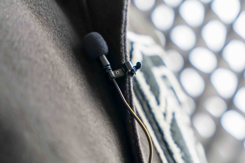 Lavalier Mikrofon an grauer Jacke befestigt
