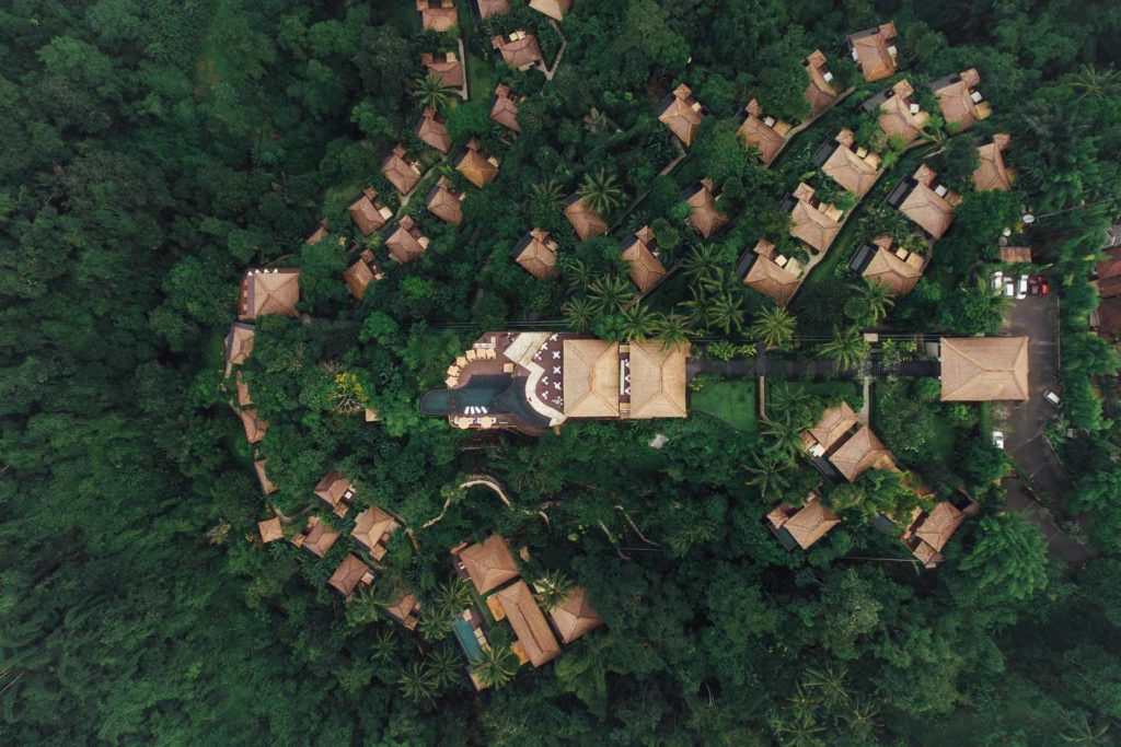 Drohnenaufnahme eines Resorts im Dschungel