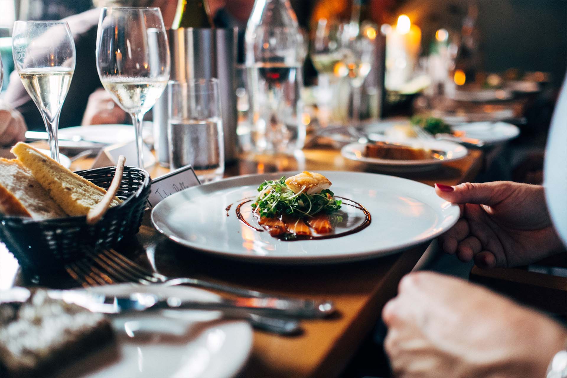 Dekorierter und gedeckter Tisch in einem Restaurant