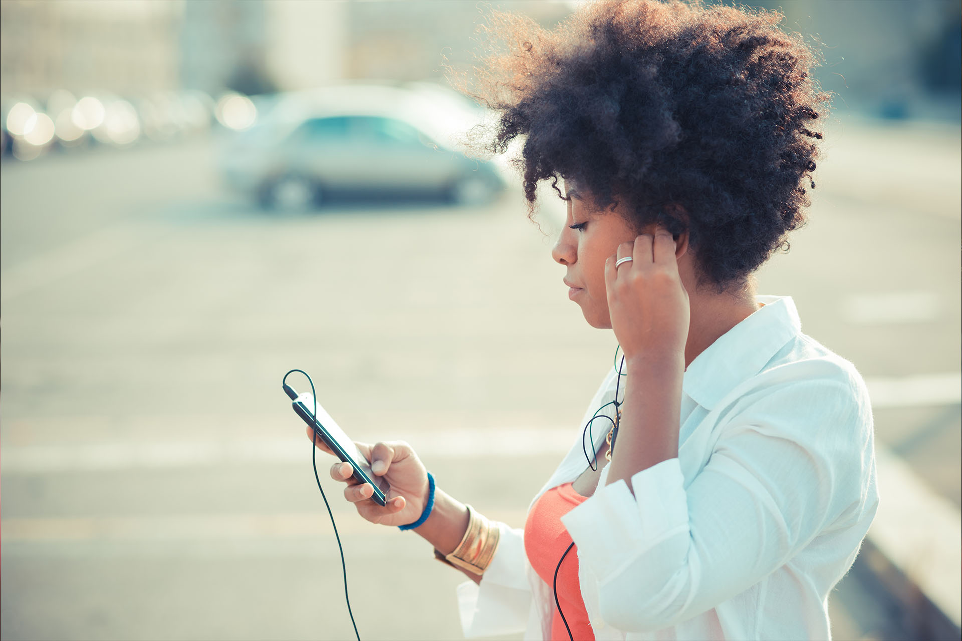 Foto of a woman listening to music via her mobile phone