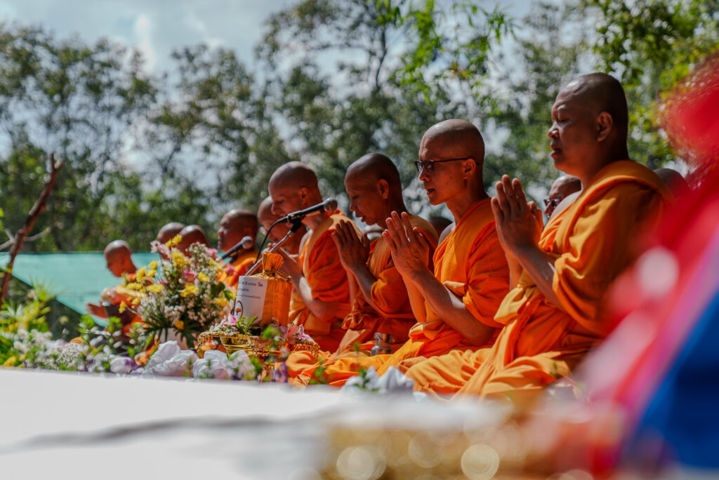 B-Roll-Aufnahmen von buddhistischen Mönchen die beim Gebet mit gefalteten Händen sitzen